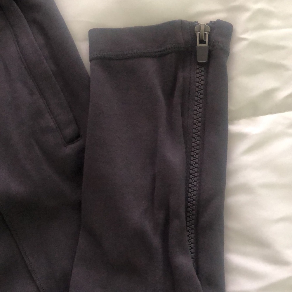 Fabletics leggings in dark gray w black waist 2 front zippers pockets & bottom - Picture 6 of 9